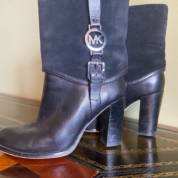 Michael Kors Black Foldover Ankle Boots. - Picture 2 of 3